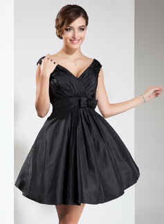 A-Line/Principessa Scollatura a V Corto Taffeta Abito da damigella con Increspature (007022536)