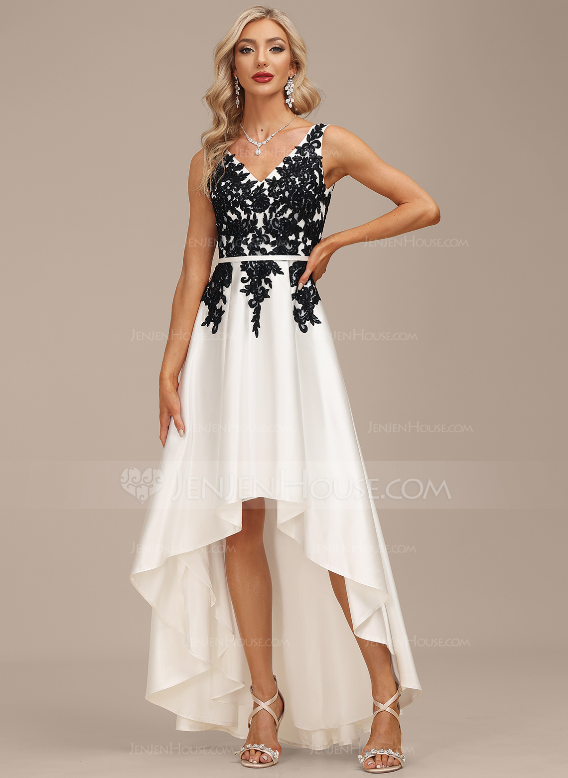 A-line kjole V-hals Asymmetrisk Blonder Satin Festkjole 