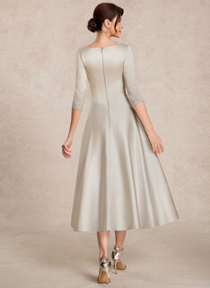 Robe trapèze avec plis en satin