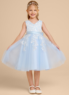 A-line kjole V-hals Knelengde Tyll Blonder Brudepikekjole barn med Sløyfe 