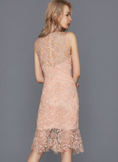 Sheath/Column Scoop Knee-Length Lace Cocktail Dress 
