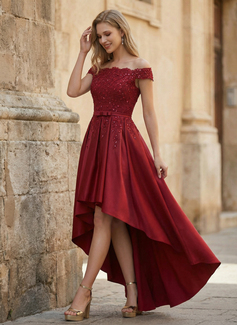 Jurk van satijn met off-the-shoulder pailletten