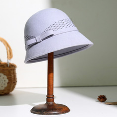 Mulher lã chapéu cloche com laço para casamento na igreja no inverno