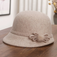 Mulher lã chapéu cloche com laço de bola de pelúcia para o outono/inverno