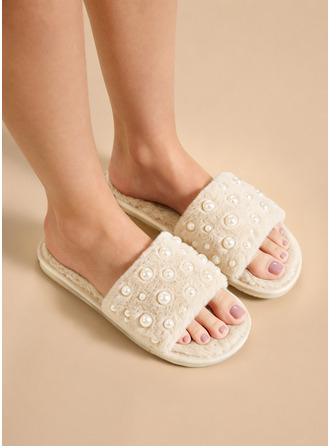Zapatillas peludas con decoración de perlas sintéticas