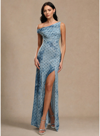 Um ombro só sem mangas estampa floral vestido