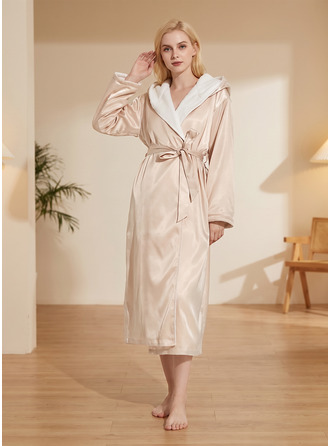 Hautfreundlicher Satin Bademantel mit Kapuze und Fleecefutter