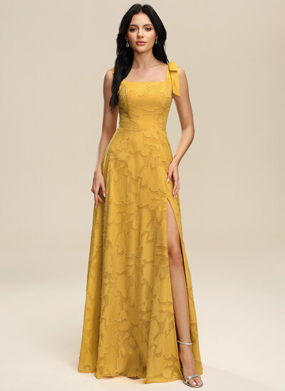 Corte em a decote quadrado devorê floral vestido