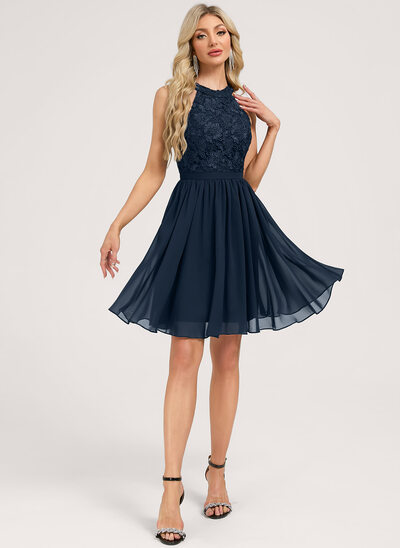 Robe de demoiselle d'honneur trapèze col rond longueur genou dentelle mousseline avec volants 