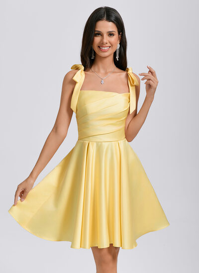 Vestido linha-a quadrada curto cetim vestido de formatura com arco plissada 